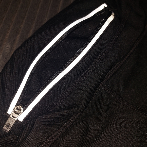 🍁3/$15 Athleta Black Bike Shorts w/Mesh Pockets - Picture 5 of 7